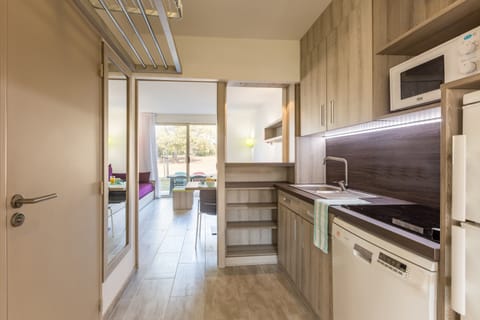 Apartment 5 people - 1 bedroom - Garden view - Standard Eco Terrace - Sunday | Private kitchen | Mini-fridge, microwave, stovetop, dishwasher