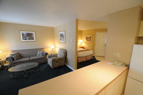 Suite, 1 Queen Bed, Non Smoking, Kitchenette (Oversized Room) | Blackout drapes, iron/ironing board, free WiFi, bed sheets