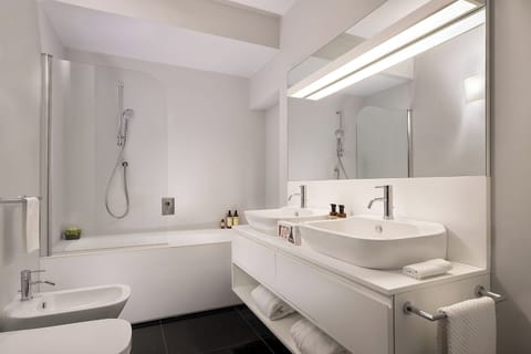 Victory Suite | Bathroom | Combined shower/tub, designer toiletries, hair dryer, towels