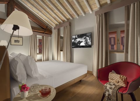 Classic Townhome | Premium bedding, minibar, in-room safe, soundproofing