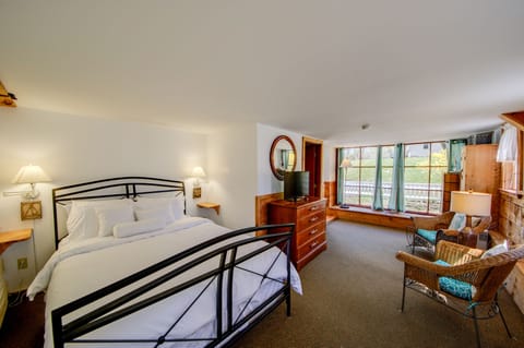 The Carriage House | Egyptian cotton sheets, premium bedding, iron/ironing board, free WiFi