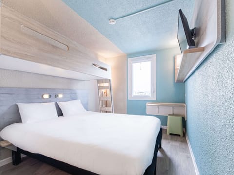 Triple Room, Multiple Beds | Desk, soundproofing, free WiFi, bed sheets