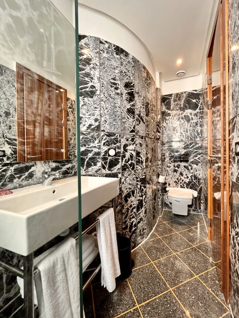 Superior Twin Room | Bathroom | Shower, designer toiletries, hair dryer, bathrobes