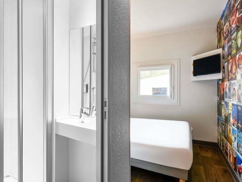 Desk, free cribs/infant beds, free WiFi, bed sheets