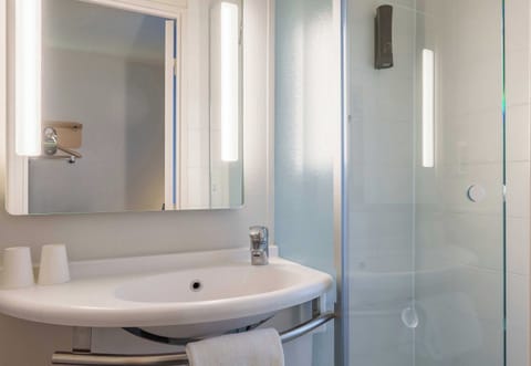 Shower, free toiletries, hair dryer, bidet