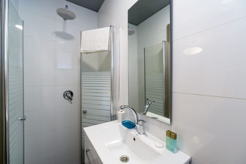 Double Room (Economy) | Bathroom | Shower, free toiletries, hair dryer, towels