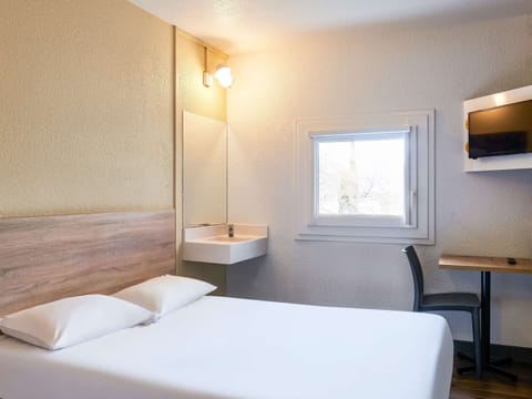 Room (Tandem) | Bathroom | Shower, eco-friendly toiletries, towels