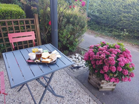 Daily buffet breakfast (EUR 9.90 per person)