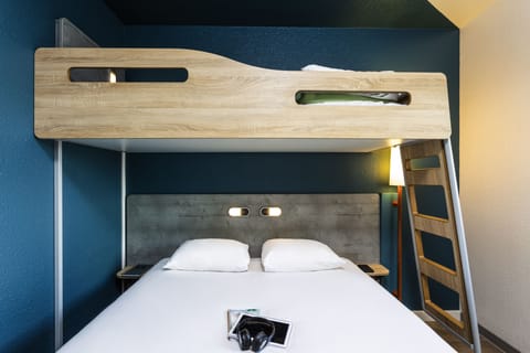 Triple Room, Multiple Beds | Desk, soundproofing, free WiFi, bed sheets