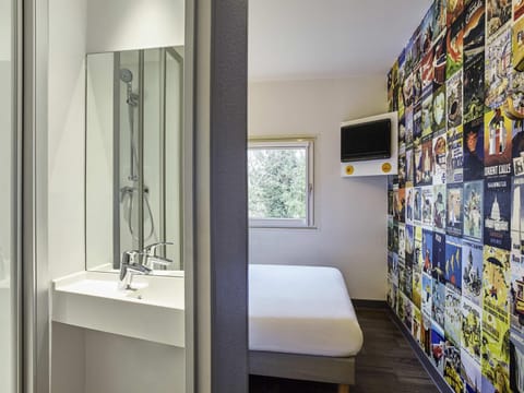 Room, 1 Double Bed, Private Bathroom (Cabrio) | Free WiFi, bed sheets