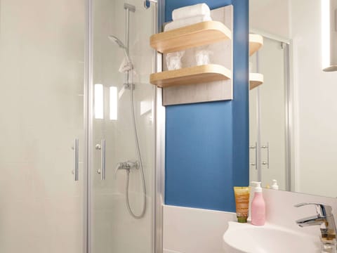 Shower, eco-friendly toiletries, towels