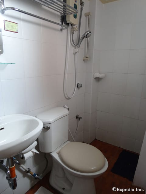 Standard Twin Room | Bathroom | Shower, free toiletries, towels