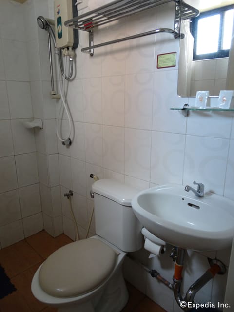 Standard Double Room | Bathroom | Shower, free toiletries, towels