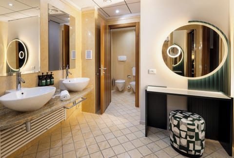 Suite, 1 King Bed (Living Area) | Room amenity