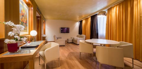 Suite, 1 King Bed (Living Area) | Minibar, in-room safe, individually decorated, individually furnished