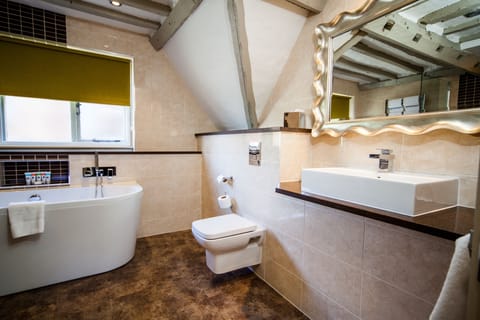 Suite | Bathroom | Combined shower/tub, free toiletries, hair dryer, towels