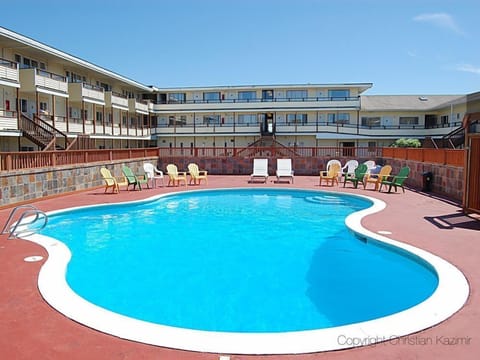 Indoor pool, seasonal outdoor pool, sun loungers