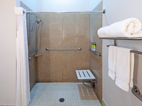 Standard Room | Bathroom | Combined shower/tub, free toiletries, hair dryer, towels