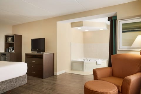 King Bed w/Whirlpool | Bathroom | Shower, free toiletries, hair dryer, towels