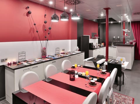 Daily continental breakfast (EUR 14 per person)