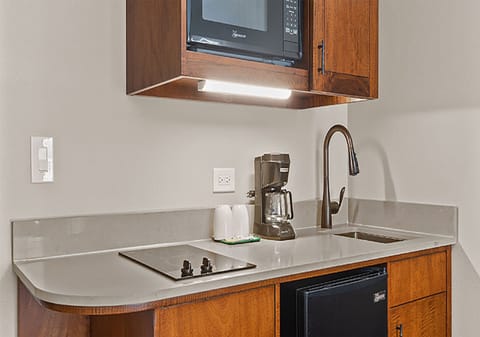 Studio, Kitchenette | Private kitchenette | Mini-fridge, microwave, stovetop, coffee/tea maker