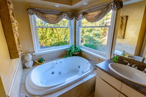 Deluxe Suite, 1 Queen Bed, City Skyline & Ocean View / Balcony & Double Jacuzzi Tub, Fireplace | Jetted tub