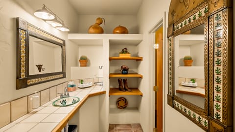 Suite 3 | Bathroom | Designer toiletries, hair dryer, towels