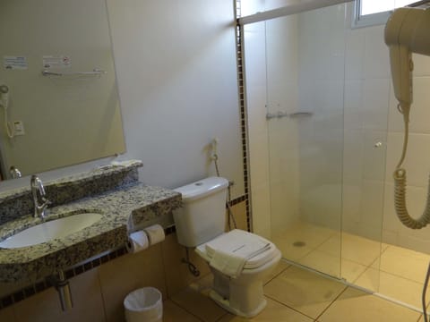 Standard Room | Bathroom | Shower, free toiletries, hair dryer, towels