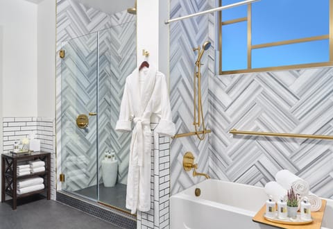 Executive Suite, Accessible | Bathroom | Designer toiletries, hair dryer, bathrobes, towels