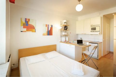 Studio, Kitchenette | Living area | Flat-screen TV