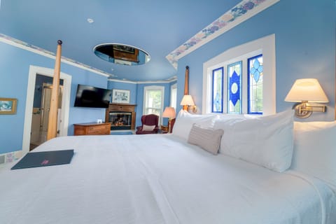 The Avery Beach Hotel Suite | Individually decorated, individually furnished, free WiFi, bed sheets