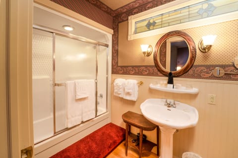 The Snapdragon Room | Bathroom | Free toiletries, hair dryer, towels, soap