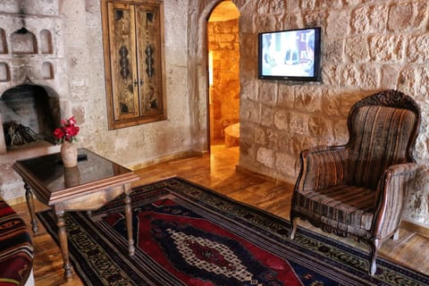 Deluxe Suite (Cave) | Living area | LCD TV, heated floors