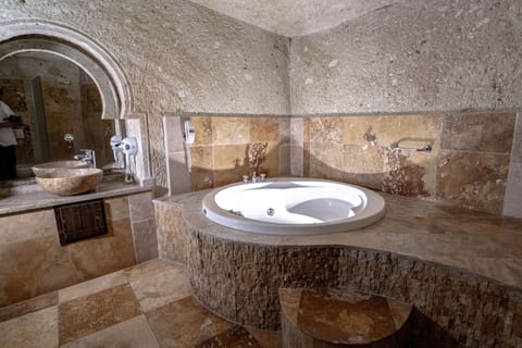 Deluxe Room (Cave) | Bathroom | Shower, free toiletries, hair dryer, bathrobes