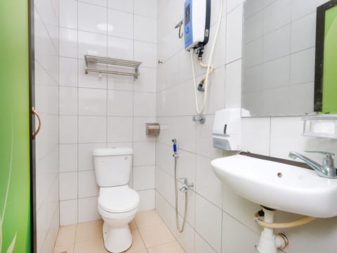 Shower, free toiletries, bidet, towels