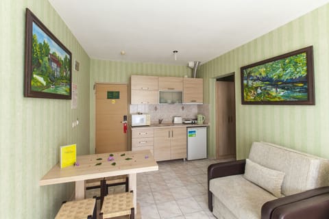 Apartment, 1 Bedroom | 1 bedroom, in-room safe, desk, free cribs/infant beds