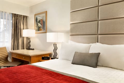 Standard Room, 1 Queen Bed (Exterior Entrance, Stairs Access Only) | Pillowtop beds, in-room safe, blackout drapes, iron/ironing board