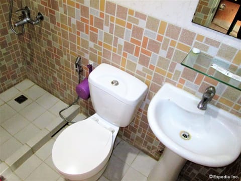 Suite | Bathroom | Shower, bidet, towels