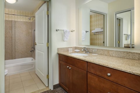 Combined shower/tub, free toiletries, hair dryer, towels