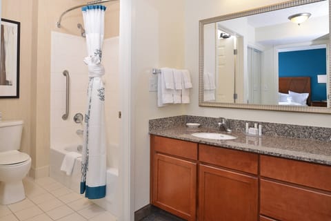 Combined shower/tub, free toiletries, hair dryer, towels