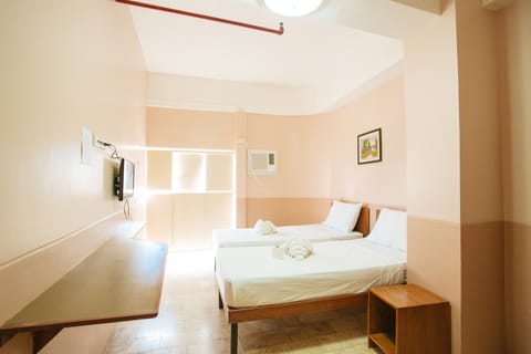 Standard Twin Room | Desk, free WiFi, bed sheets