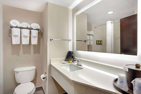 Standard Room, 1 King Bed, Non Smoking, Refrigerator | Bathroom | Combined shower/tub, free toiletries, hair dryer, towels