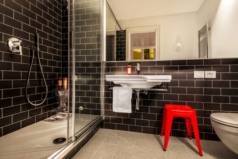 Superior Suite | Bathroom | Shower, free toiletries, hair dryer, slippers