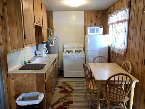 Deluxe Cabin, 2 Bedrooms, Mountain View | In-room dining