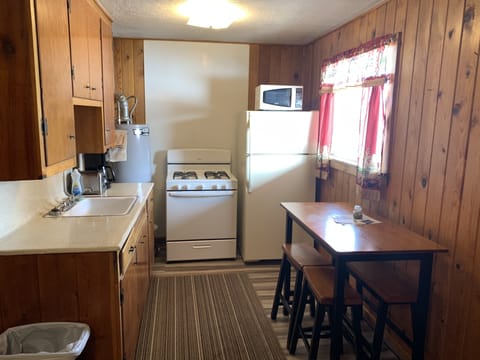 Deluxe Cabin, 2 Bedrooms, Mountain View | Private kitchen | Fridge, microwave, oven, stovetop
