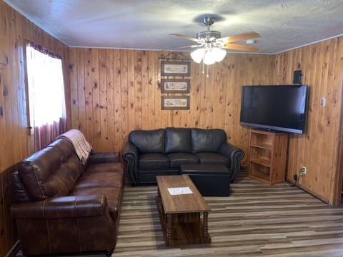 Deluxe Cabin, 2 Bedrooms, Mountain View | Living area | TV