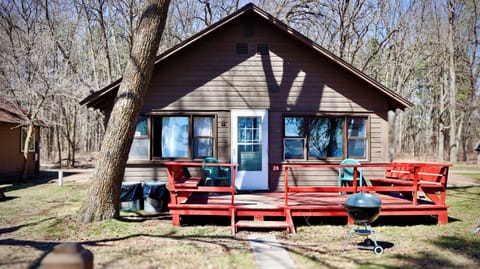 Four Bedroom Economy Cabin with Kitchen | Free WiFi, bed sheets