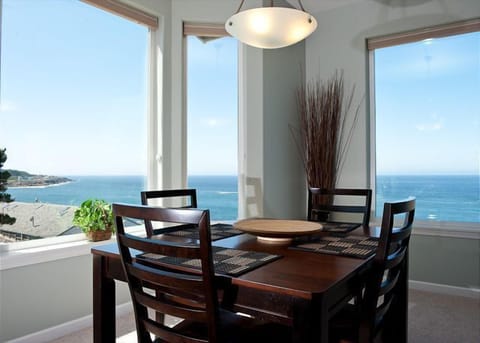 Top Floor Condo, 2 Bedrooms, Kitchen, Ocean View (Snuggle Up) | In-room dining