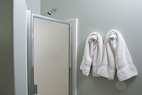 Second Floor Condo, 2 Bedrooms, Kitchen, Ocean View (Snuggle Inn) | Bathroom | Free toiletries, hair dryer, towels