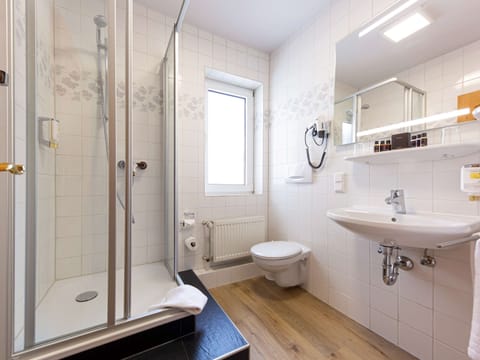 Privilege, Twin Room, 2 Twin Beds | Bathroom | Shower, eco-friendly toiletries, hair dryer, towels